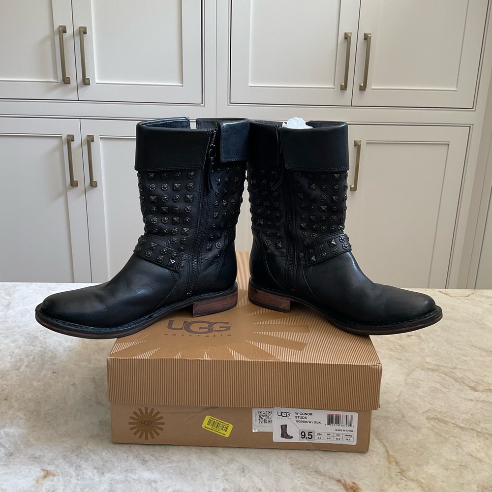 UGG BLACK LEATHER CONOR STUDS MOTO BOOTS - Picture 10 of 12